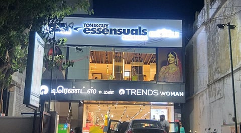 வணிக நிறுவனங்களின் பெயர் பலகையை தமிழில் வைக்க நடவடிக்கை: தமிழ் ஆர்வலர்கள் வலியுறுத்தல்