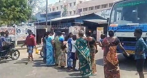 திருப்பத்தூரில் காரைக்குடி சாலையில் மதுக்கடையை அகற்ற வலியுறுத்தி மறியலில் ஈடுபட்ட பெண்கள்.