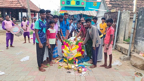 திருப்பத்தூர் அருகே புதூரில் இறந்த கோயில் காளைக்கு அஞ்சலி செலுத்திய கிராம மக்கள்.