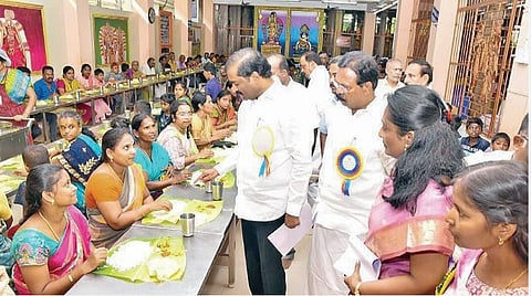 மீனாட்சியம்மன் கோயிலில் நாள் முழுவதும் செயல்படுத்தப்படும் அன்னதான திட்டம்: ஆய்வு செய்த சட்டப்பேரவை குழுவினர்