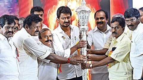 சென்னையில் நேற்று நடைபெற்ற தமிழ்நாடு முத்தரையர் சங்க மாநில அலுவலக கட்டிட திறப்பு விழாவில் பங்கேற்ற விளையாட்டுத் துறை அமைச்சர் உதயநிதி ஸ்டாலினுக்கு வெள்ளி செங்கோல் பரிசாக வழங்கப்பட்டது. உடன்சுற்றுச்சூழல் துறை அமைச்சர் சிவ.வீ.மெய்யநாதன் மற்றும் முத்தரையர் சங்க பிரதிநிதிகள். படம்: பு.க.பிரவீன்