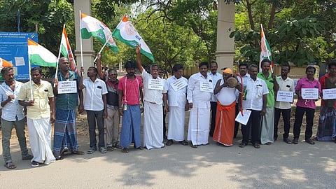 கோவில்பட்டி | மது கடைகளை மூடக் கோரி தமிழ் மாநில காங்கிரஸ் உடுக்கை அடித்து போராட்டம்