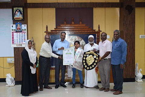 10.10 மணி நேரம் சிலம்பம் சுற்றி சாதனை படைத்த திருச்சி மாணவிக்கு துணை வேந்தர் பாராட்டு
