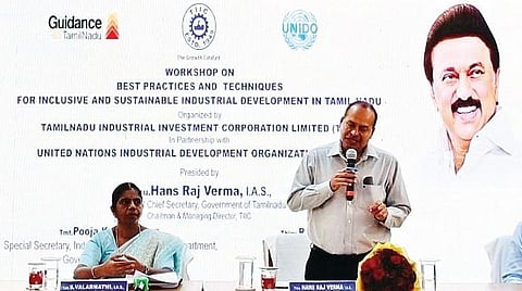 ராணிப்பேட்டை மாவட்ட ஆட்சியர் அலுவலகத்தில் குறு, சிறு மற்றும் நடுத்தர தொழில் நிறுவனங்கள் மேம்பாட்டுக்கான பயிற்சி பட்டறை நிகழ்ச்சியில் பேசும்  தமிழ்நாடு தொழில் முதலீட்டு கழக தலைவர் ஹன்ஸ்ராஜ் வர்மா. அருகில், மாவட்ட ஆட்சியர் வளர்மதி உள்ளிட்டோர்.