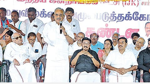 பூரண மதுவிலக்கு கோரி சென்னையில் நேற்று நடைபெற்ற ஆர்ப்பாட்டத்தில் பேசினார் காமராஜர் மக்கள் கட்சித் தலைவர் தமிழருவி மணியன். உடன்,  இந்திய ஜனநாயக கட்சி நிறுவனர் பாரிவேந்தர், தலைவர் ரவி பச்சமுத்து உள்ளிட்டோர்.படம்: ம.பிரபு