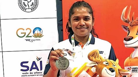 அகில இந்திய அளவிலான துப்பாக்கி சுடும் போட்டியில் பதக்கம் வென்று சாதித்த கோவை மாணவி