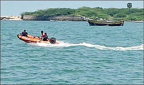 மண்டபம்  எதிரே மன்னார் வளைகுடா கடற்பகுதியில் தங்கத்தை தேடும் பணியில் ஈடுபட்ட கடலோர காவல்படையினர்.