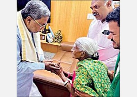 முதல்வர் சித்தராமையாவுக்கு வாழ்த்து தெரிவித்த சாலுமரத திம்மக்கா.