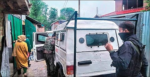 ஜம்மு காஷ்மீரின் பட்கம் மாவட்டம், அரிபாதென் கிராமத்தில் உள்ள ஒரு வீட்டில் என்ஐஏ அதிகாரிகள் நேற்று சோதனை நடத்தினர். படம்: பிடிஐ