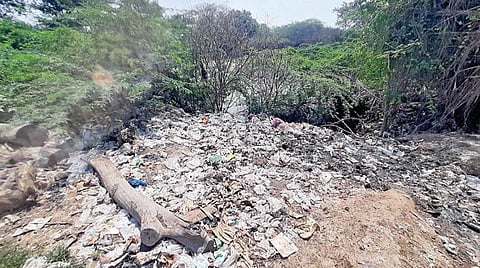 குன்றத்தூர் வழுதலம்பேடு சாலையில் உள்ள நத்தம் பகுதி குளம் நாற்றமடிக்கும் குளமான அவலம்