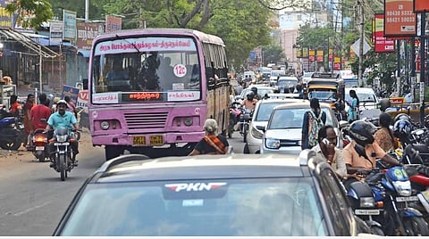 பாளையங்கோட்டை காந்தி மார்க்கெட் பகுதி சாலையில் போக்குவரத்து நெரிசல் அதிகரித்துள்ளது.  படம்: மு.லெட்சுமி அருண்