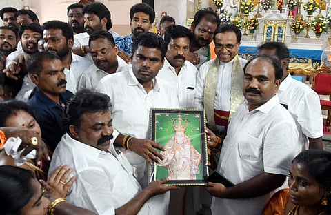 தூத்துக்குடி தூய பனிமய மாதா பேராலயத்துக்கு வந்த தமிழக பாஜக தலைவர் கே.அண்ணாமலைக்கு மாதா திருவுருவ படத்தை வழங்கி பங்குத்தந்தை குமார் ராஜா ஆசி வழங்கினார். | படம்: என்.ராஜேஷ்