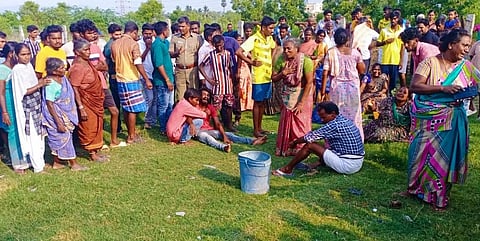 பட்டாசு குடோனில் ஏற்பட்ட தீ விபத்தில் உயிரிழந்தவர்களின் குடும்பத்தினர் இறந்தவர்களின் உடல்களை பார்த்து கதறி அழுதனர்.
