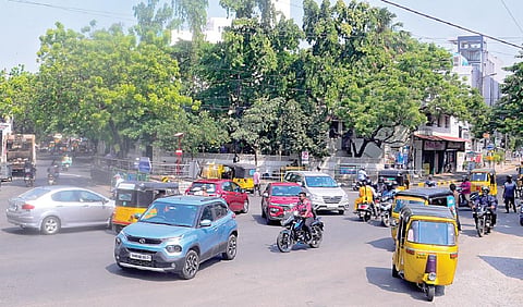 சென்னை ராயப்பேட்டை நெடுஞ்சாலை - லாயிட்ஸ் சாலை சந்திப்பில், பல ஆண்டுகளாக சிக்னல் அமைக்கப்படாமல் இருப்பதால், அவ்வழியே செல்லும் வாகன ஓட்டிகள் மிகுந்த சிரமத்துக்கு ஆளாகின்றனர். படம்:எஸ்:சத்தியசீலன்