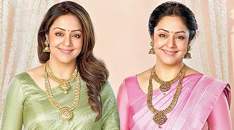 போத்தீஸ் ஸ்வர்ண மஹால் அறிமுகம் செய்துள்ள `ஸ்வர்ண லக்‌ஷண கலெக்‌ஷன்' நகைகளுடன் நடிகை ஜோதிகா.