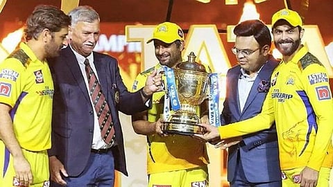ஐபிஎல் கோப்பையை வாங்கும் ராயுடு மற்றும் ஜடேஜா