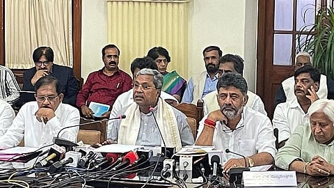 கர்நாடக அமைச்சரவைக் கூட்டத்துக்குப் பின்னர் செய்தியாளர்களை சந்தித்த முதல்வர் சித்தராமையா