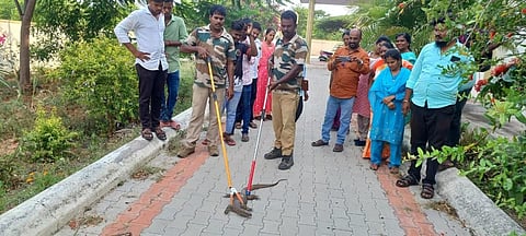 தருமபுரியில் கல்லூரிக் கல்வி இணை இயக்குநர் அலுவலக வளாகத்தில் நுழைந்த ராட்சத உடும்பை வனத்துறையினர் பிடித்தனர்