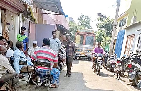 திருப்பத்தூர் நகராட்சி 27-வது வார்டில் குடியிருப்பு பகுதியில் இயங்கி வரும் மாட்டிறைச்சி கடை.