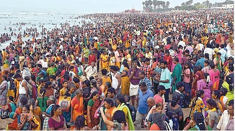 திருச்செந்தூர் கடற்கரையில் நேற்று திரண்ட  பக்தர்கள். படம்: என்.ராஜேஷ்