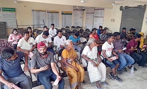 தாம்பரம் ரயில் நிலையத்தில் போதுமான ஊழியர்கள் இல்லாமல் மூடியே கிடக்கும் முன்பதிவு டிக்கெட் கவுன்ட்டர்கள்
