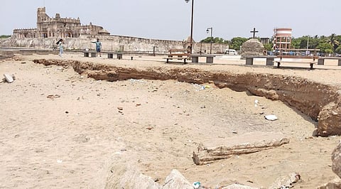 தரங்கம்பாடி டேனிஷ் கோட்டை எதிரில்,  கடலை பார்க்கும் வகையில் மக்கள் 
அமரக் கூடிய இடத்தில் ஏற்பட்டுள்ள மண் அரிப்பு.