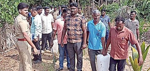 செய்யூர் காவல் நிலைய எல்லைக்கு உட்பட்ட பகுதியில் நேற்று  செங்கல்பட்டு மாவட்ட காவல் கண்காணிப்பாளர் வி.வி.சாய் பிரணீத், தலைமையில் கள்ளச்சாராயம் பறிமுதல் செய்யப்பட்டது.