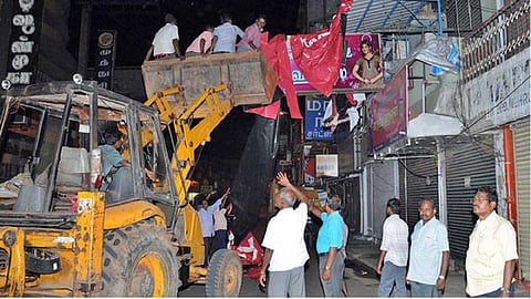 கோவையில் அனுமதியற்ற 81 பதாகைகள், 4 சாரங்கள் அகற்றம்