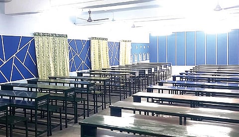 அரியக்குடி அரசு மேல்நிலைப் பள்ளியில்  புதுப்பிக்கப்பட்ட பள்ளி கூட்ட அரங்கு.