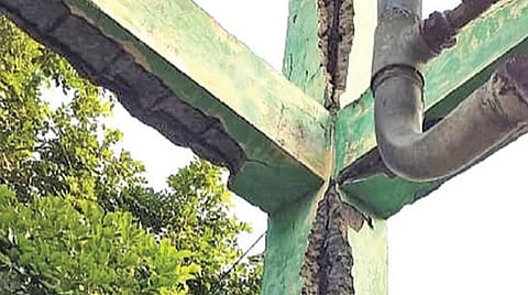 வடகரை கிராமத்தில் தேசமடைந்து இடிந்து விழும் நிலையில் மேல்நிலை குடிநீர்த் தொட்டி.
