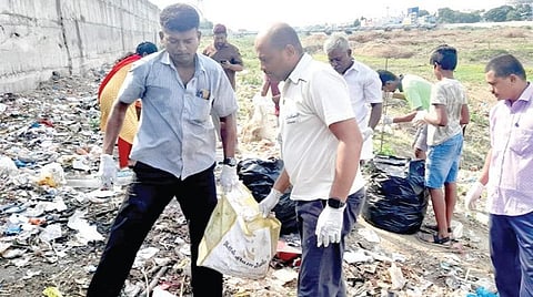 வைகை ஆற்றில் தூய்மைப்பணியில் ஈடுபட்ட வைகை நதி மக்கள் இயக்க ஆர்வலர்கள், பொதுமக்கள்.