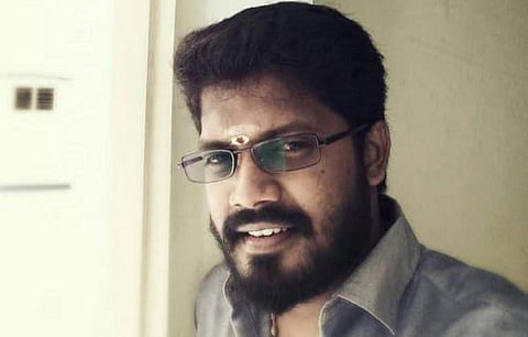 தருமபுரியில் கடன் பிரச்சினை, தொழில் நஷ்டம் காரணமாக  நைட்ரஜன் வாயுவை சுவாசித்து தற்கொலை செய்து கொண்ட பட்டதாரி இளைஞர் விஜய் ஆனந்த்