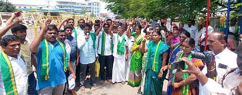 Tiruppur | ஊழல் அதிகாரிகளுக்கு பாராட்டு விழா நடத்துவதாக கூறி நூதன போராட்டம் -  33 பேர் கைது