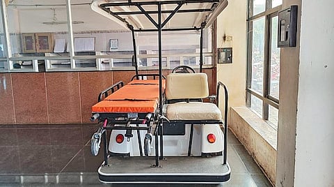 சிவகங்கை அரசு மருத்துவமனையில் இயக்கப்படாத பேட்டரி கார்: சிரமப்படும் அறுவை சிகிச்சை நோயாளிகள்