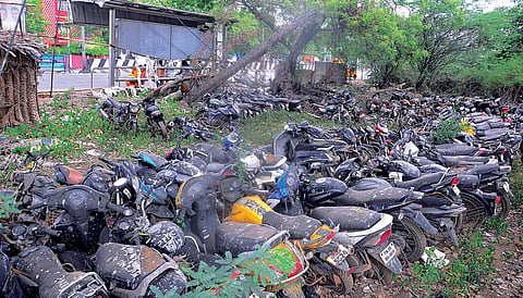 அம்பத்தூர் காவல் நிலையம் அருகே.. 
படம்: எஸ்.சத்தியசீலன்