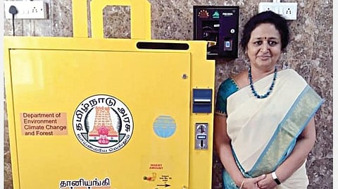 எழும்பூர் அரசு குழந்தைகள் நல மருத்துவமனையில் வைக்கப்பட்டுள்ள தானியங்கி மஞ்சப்பை இயந்திரத்துடன் மருத்துவமனை இயக்குநர் ரெமா சந்திரமோகன்.