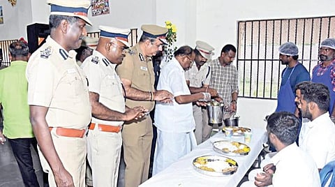 சிறைவாசிகளின் உணவு முறை மற்றும் உணவின் அளவை மாற்றியமைக்கும் திட்டத்தை நேற்று சென்னை, புழல் மத்திய சிறையில்  சட்டத் துறை அமைச்சர் எஸ். ரகுபதி  அறிமுகப்படுத்தினார். இந்நிகழ்வில், சிறைத் துறை டிஜிபி அமரேஷ் புஜாரி உள்ளிட்டோர் பங்கேற்றனர்.