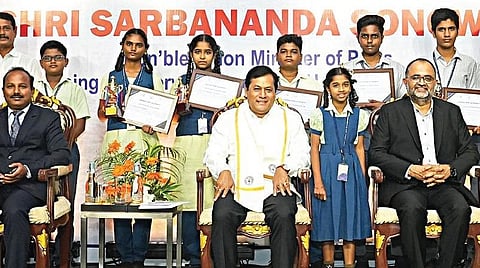 2022-23-ம் கல்வியாண்டில் சென்னை துறைமுக பள்ளியில் பயின்று, 10 மற்றும் 12-ம் வகுப்பில் அதிக மதிப்பெண் பெற்ற மாணவர்களுக்கு, சென்னை துறைமுக பொறுப்புக் கழகம் சார்பில் விருதுகளை மத்திய துறைமுகங்கள், கப்பல்  மற்றும் நீர்வழி போக்குவரத்துத் துறை அமைச்சர் சர்பானந்தா சோனோவால் வழங்கினார். உடன் சென்னை மற்றும் காமராஜர் துறைமுகங்களின் தலைவர் சுனில் பாலிவால் உள்ளிட்டோர்.