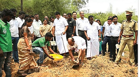 உலக சுற்றுச்சூழல் வாரத்தை முன்னிட்டு, வண்டலூர் அண்ணா உயிரியல் பூங்கா வளாகத்தில் உள்ள ஓட்டேரி ஏரி சீரமைப்பு பணிகளை வனத் துறைஅமைச்சர் மதியழகன், சிறு குறு மற்றும் தொழில் துறை அமைச்சர் தா.மோ.அன்பரசன் நேற்று தொடங்கி வைத்தனர். உடன் செங்கல்பட்டு மாவட்ட ஆட்சியர் ராகுல் நாட் உள்ளிட்டோர். படம்: எம்.முத்துகணேஷ்