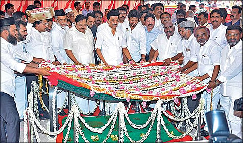 காயிதே மில்லத்தின் 128-வது பிறந்த நாளையொட்டி, சென்னை திருவல்லிக்கேணி பெரிய பள்ளிவாசலில் உள்ள அவரது நினைவிடத்தில், தமிழக அரசு சார்பில் முதல்வர் மு.க.ஸ்டாலின் மலர் போர்வை அணிவித்து மரியாதை செலுத்தினார். உடன் அமைச்சர்கள், எம்.பி.க்கள், எம்எல்ஏக்கள் உள்ளிட்டோர்.படம்: ம,பிரபு
