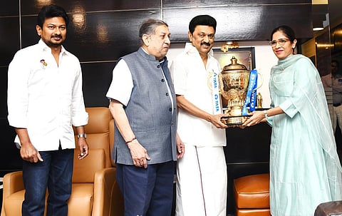 ஐபிஎல் 2023 | கோப்பையை முதல்வரிடம் வழங்கி வாழ்த்து பெற்ற சிஎஸ்கே அணி நிர்வாகம்