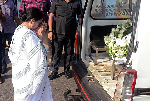 ஒடிசா ரயில் விபத்தில் உயிரிழந்த மேற்கு  வங்கத்தைச் சேர்ந்த நபரின் உடலுக்கு அஞ்சலி செலுத்தும் மம்தா பானர்ஜி