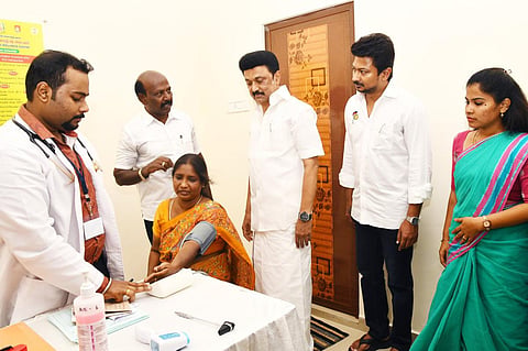 சென்னை தேனாம்பேட்டை விஜயராகவா சாலையில் புதிதாக அமைக்கப்பட்டுள்ள நகர்ப்புற நலவாழ்வு மையத்தை முதல்வர் ஸ்டாலின் நேற்று தொடங்கி வைத்து பார்வையிட்டார். உடன் அமைச்சர்கள் உதயநிதி ஸ்டாலின், மா.சுப்பிரமணியன்.
