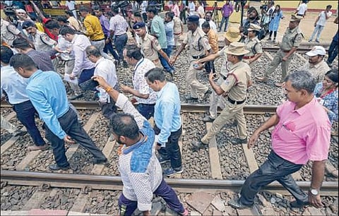 ஒடிசாவின் பாலசோர் அருகே பாஹநாகா பஜார் ரயில் நிலையம் அருகே 3 ரயில்கள் மோதிய விபத்து குறித்து சிபிஐ விசாரணை நடத்தி வருகிறது. விபத்து நடந்த பகுதியை சிபிஐ அதிகாரிகள் நேற்று பார்வையிட்டு ஆய்வு செய்தனர்.படம்: பிடிஐ