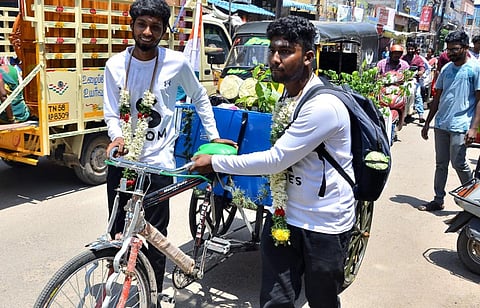 மதுரை ஜெய்ஹிந்த்புரத்திலிருந்து இந்தியா முழுவதும் விழிப்புணர்வு பிரச்சாரம் செய்ய ட்ரை சைக்கிளில் புறப்பட்ட நண்பர்கள் பி.சிராஜ்தீன், ரா.அருண்குமார். | படம்: நா.தங்கரத்தினம்.