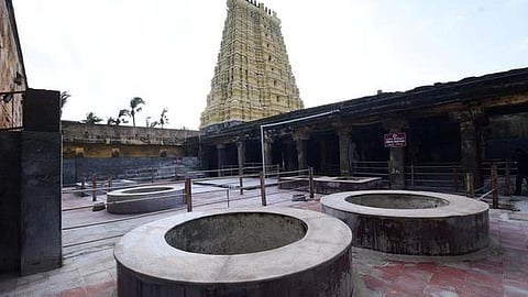கோயில் அறங்காவலர்களாக அரசியல்வாதிகளை நியமிப்பதை தவிர்க்க தமிழக அரசுக்கு ஐகோர்ட் உத்தரவு