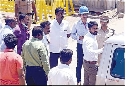 தூத்துக்குடி ஸ்டெர்லைட் ஆலையில் உள்ள ஜிப்சம் கழிவுகளை அகற்றுவது தொடர்பாக சார் ஆட்சியர் கவுரவ் குமார் தலைமையிலான மேலாண்மை குழுவினர் நேற்று ஆலை வளாகத்தில் ஆய்வு நடத்தினர். (அடுத்த படம்) ஸ்டெர்லைட் ஆலை வாயிலில் போலீஸார் பாதுகாப்பு பணியில் ஈடுபட்டிருந்தனர்.  படங்கள்: என்.ராஜேஷ்
