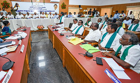 தஞ்சாவூர் மாவட்ட ஆட்சியர் அலுவலகத்தில் இன்று காலை குறுவை சாகுபடி தொடர்பான முன்னேற்பாடுகள் குறித்த ஆய்வு கூட்டத்தில் வேளாண்மை மற்றும் உழவர் நலத்துறை அமைச்சர் எம் .ஆர் .கே. பன்னீர்செல்வம் .  | படங்கள் ஆர். வெங்கடேஷ்
