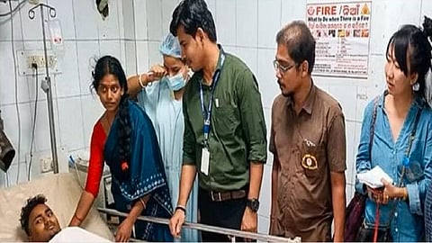 கட்டாக் நகரில் உள்ள மருத்துவமனை யில் சிகிச்சை பெற்று வரும் மகனுடன் தாய் மீரா தேவி.