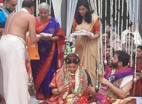 மகளின் திருமணத்தை வீட்டிலேயே எளிமையாக நடத்திய நிதி அமைச்சர் நிர்மலா சீதாராமன்